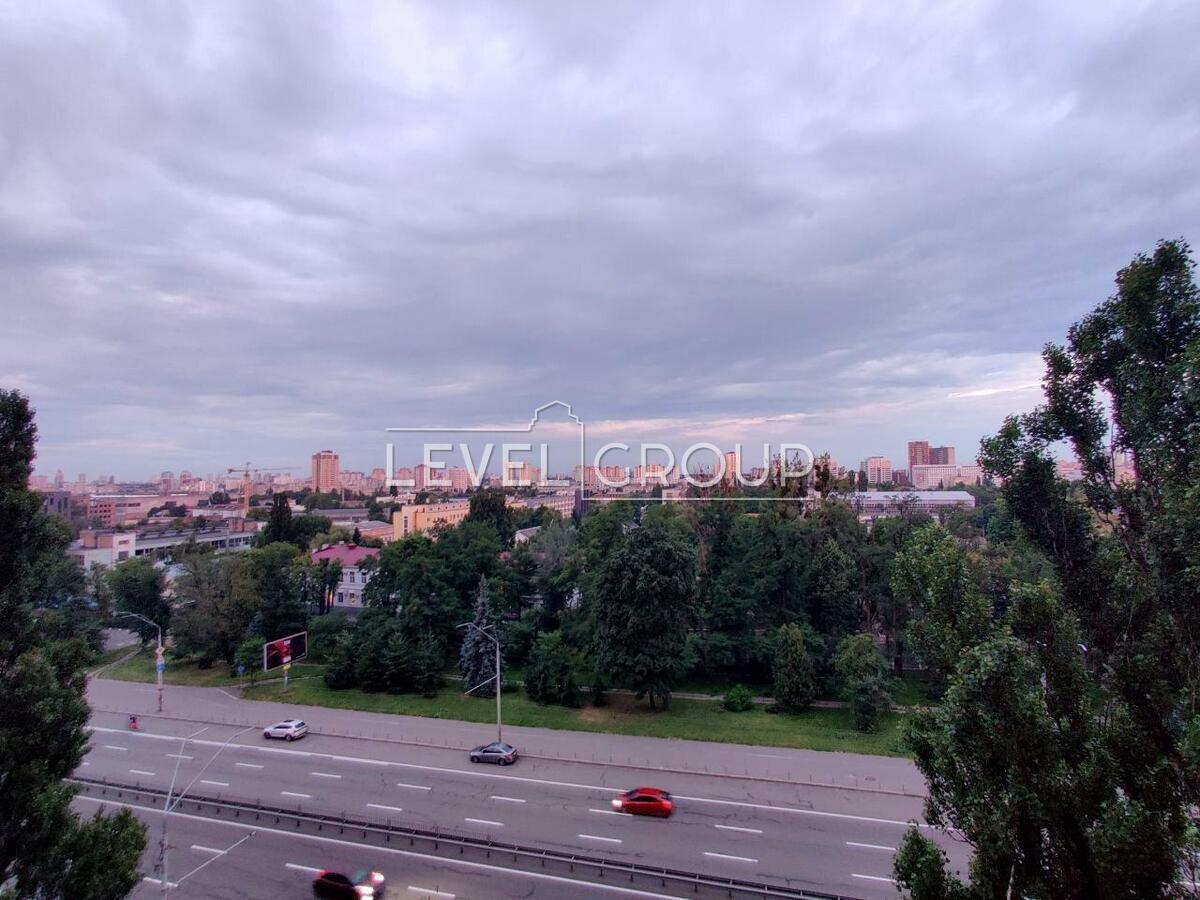 Beresteyskyi Ave. (Poles), 70