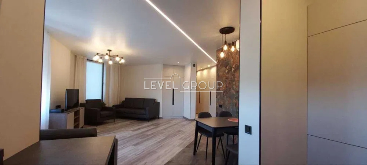 Beresteyskyi Ave. (Poles)