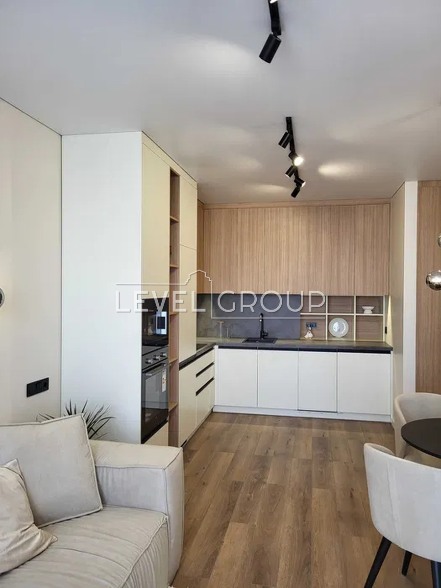 Prychalna Street, 8