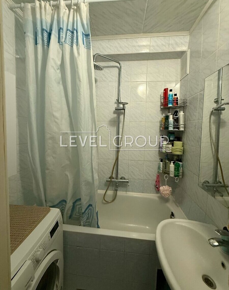 Йорданська вул. (Лайоша Гавро), 8