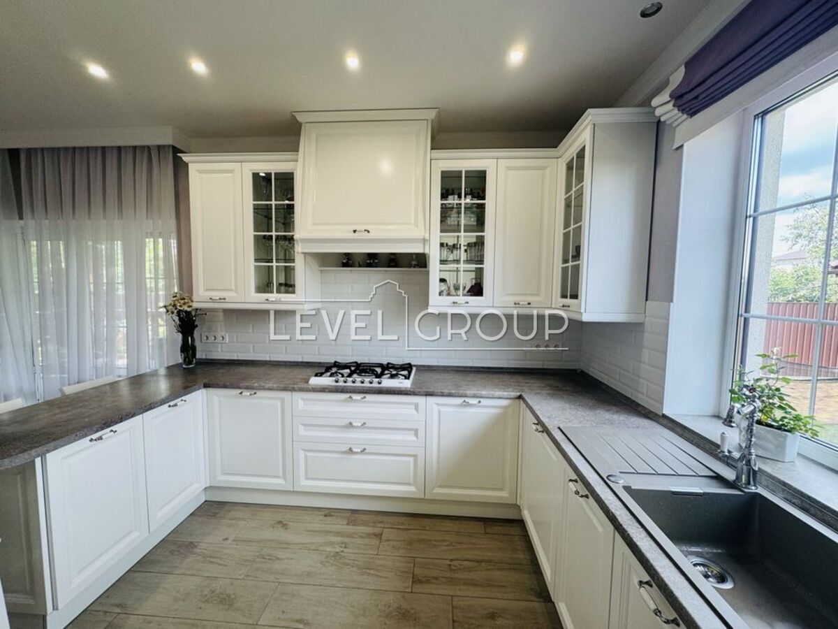 B. Khmelnytskyi St., 30