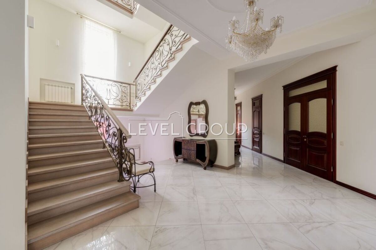 Дніпровська, 10