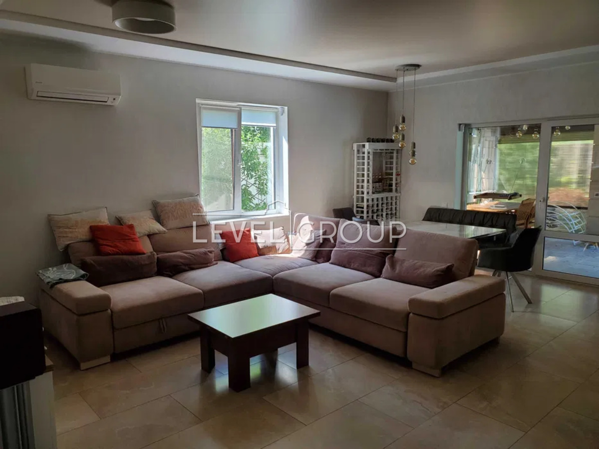 Revolutions Lane, 2m