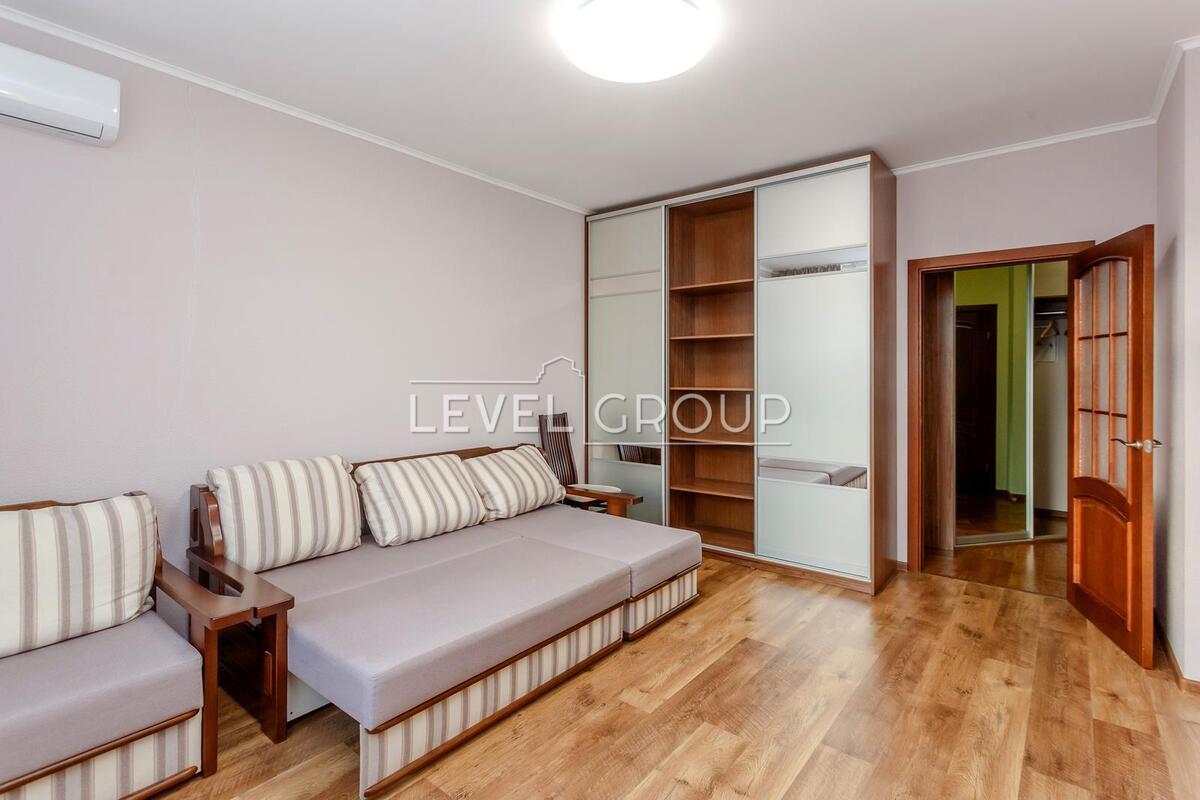 Воскресенська вул., 14д