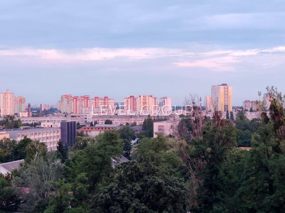 Beresteyskyi Ave. (Poles), 70