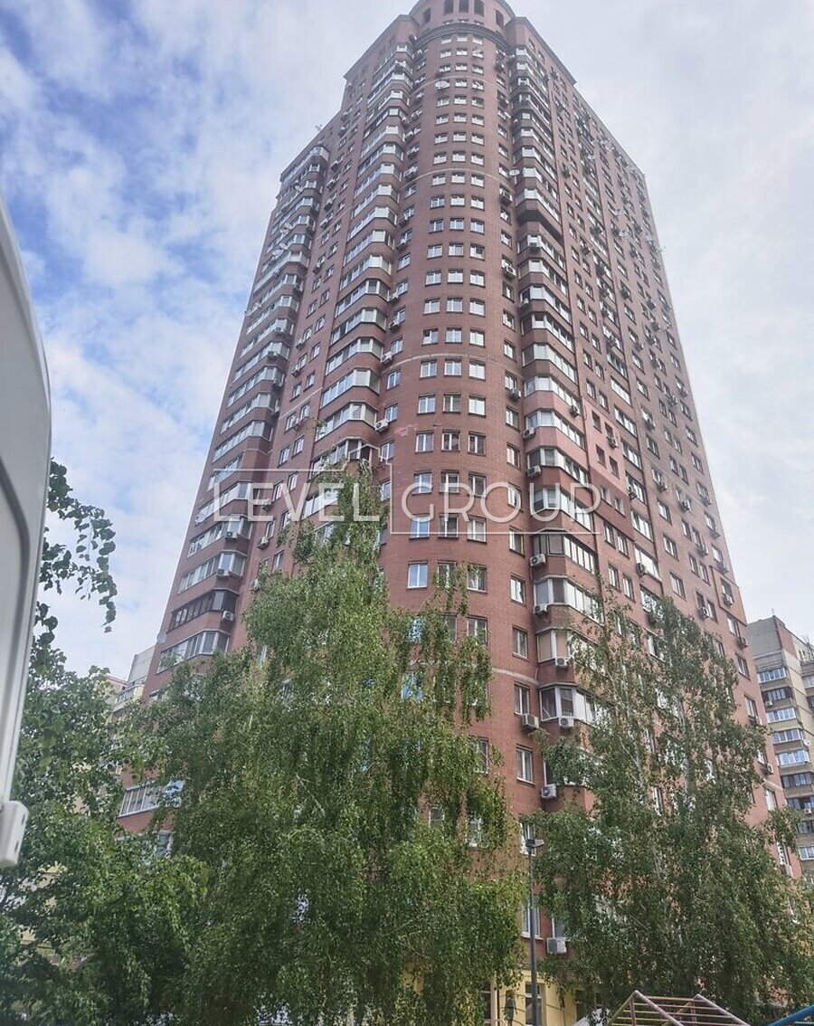 Анни Ахматової вул., 13г