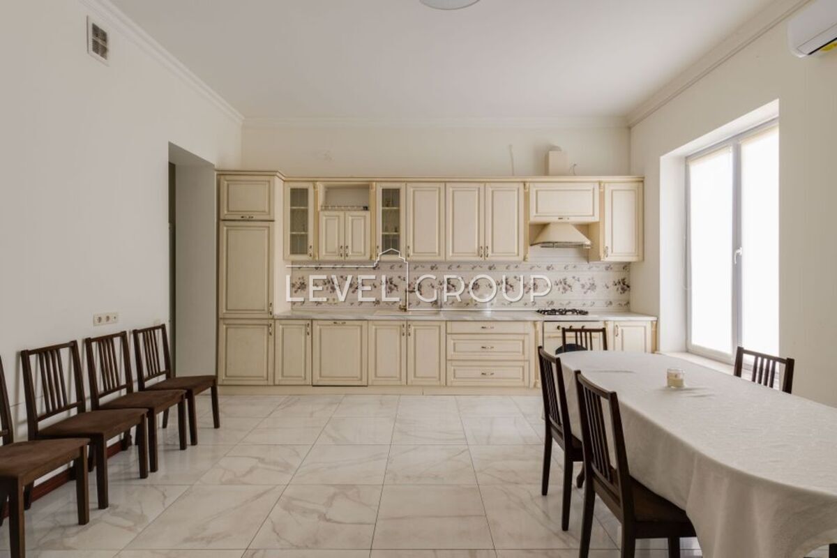 Дніпровська, 10