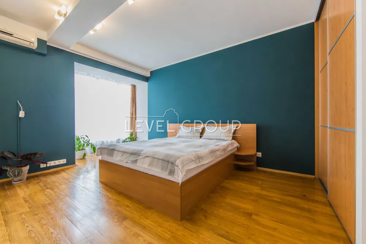 Велика Васильківська вул. (Червоноармійська), 112