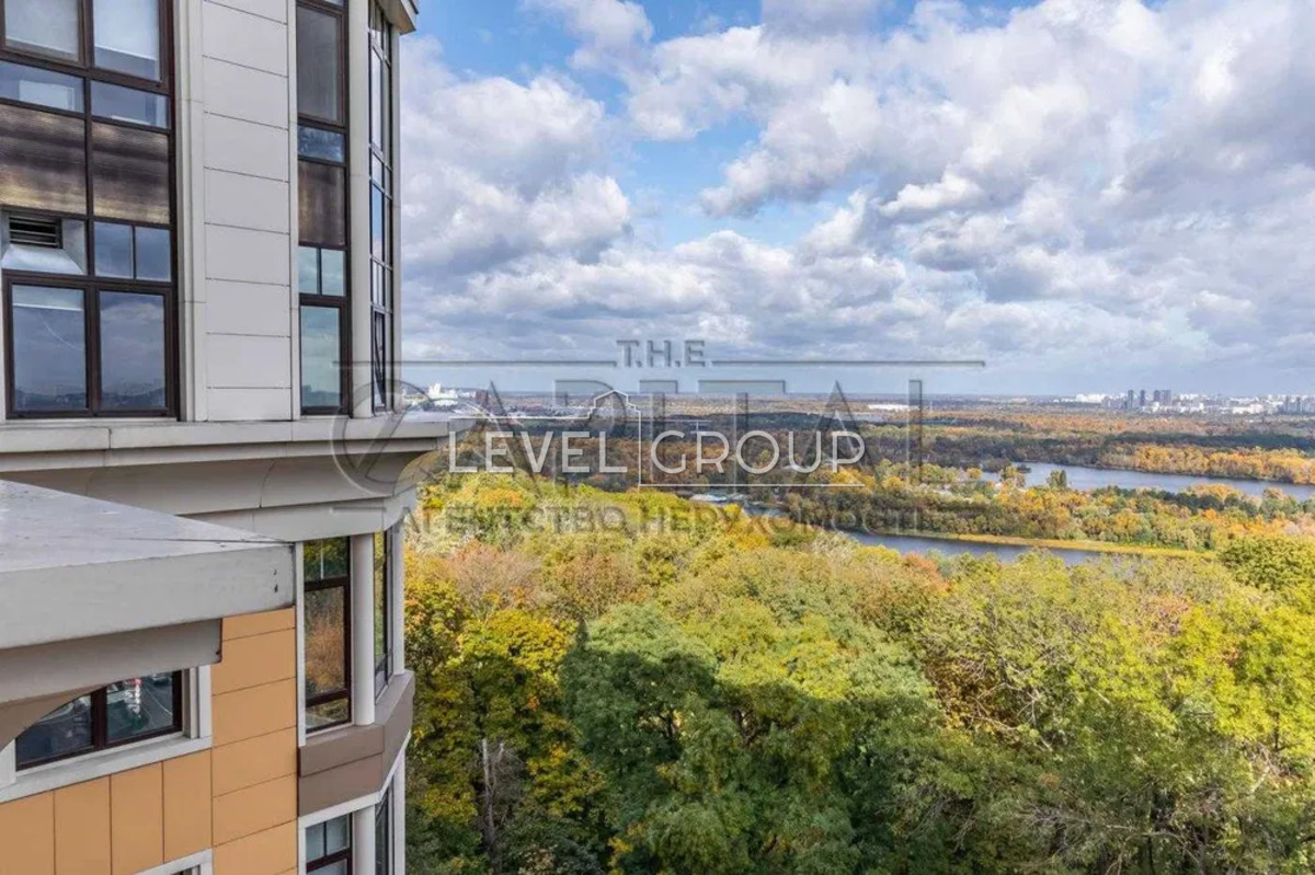 Михайла Грушевського вул., 9