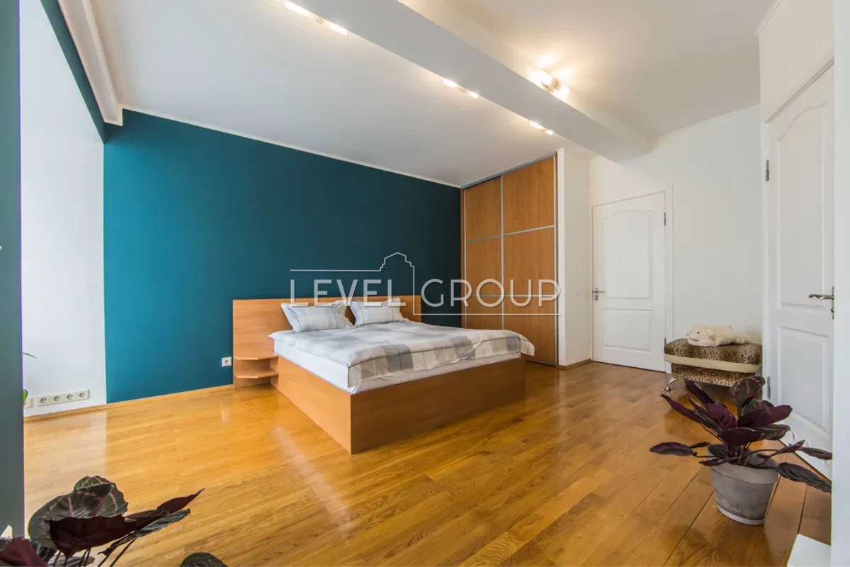 Велика Васильківська вул. (Червоноармійська), 112