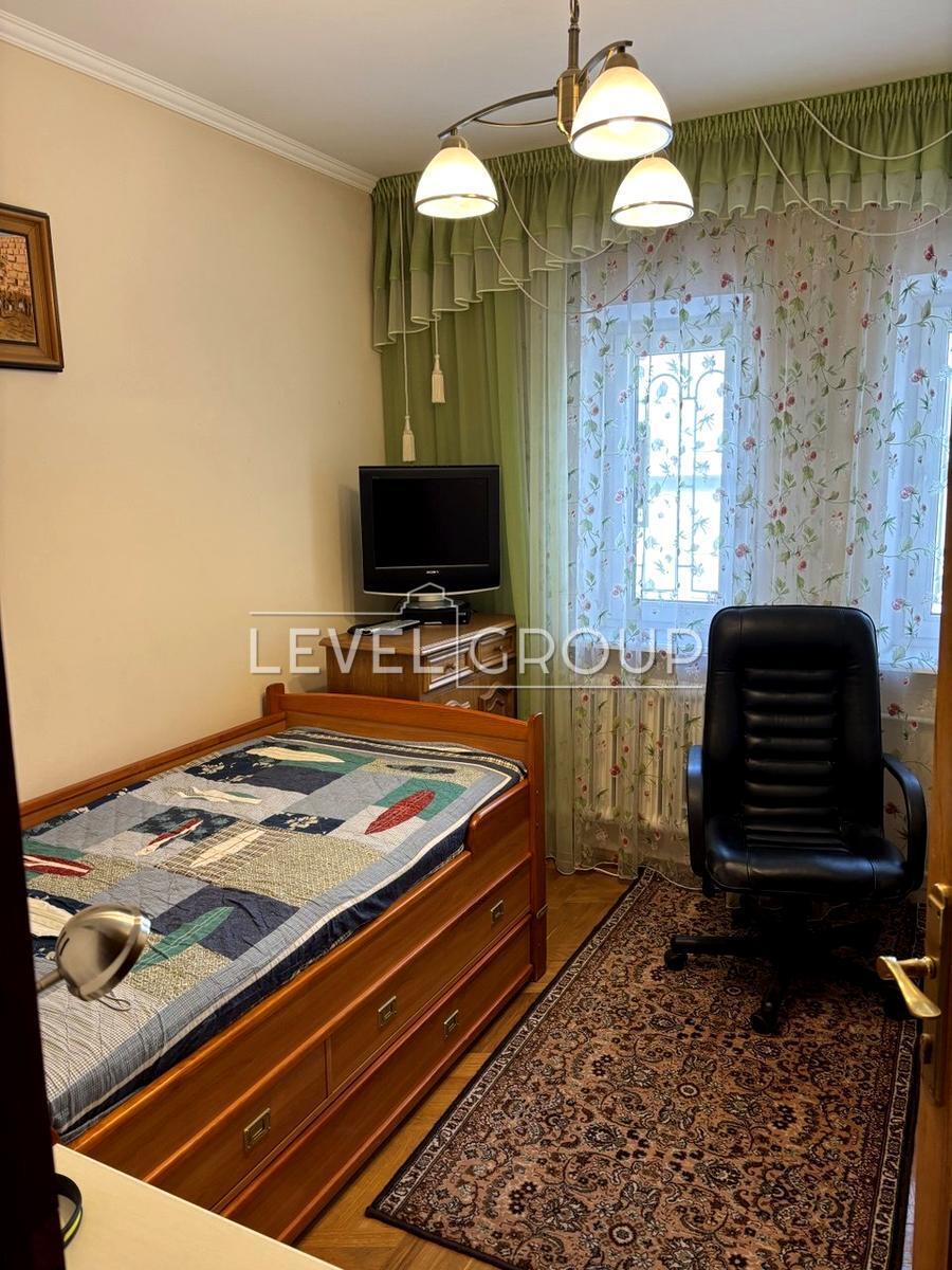 Мистецька вул., 7