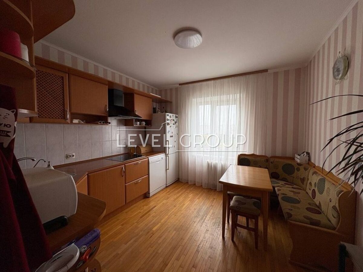 Drahomanova St., 8