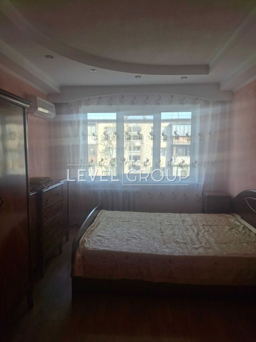 Братиславська вул., 18