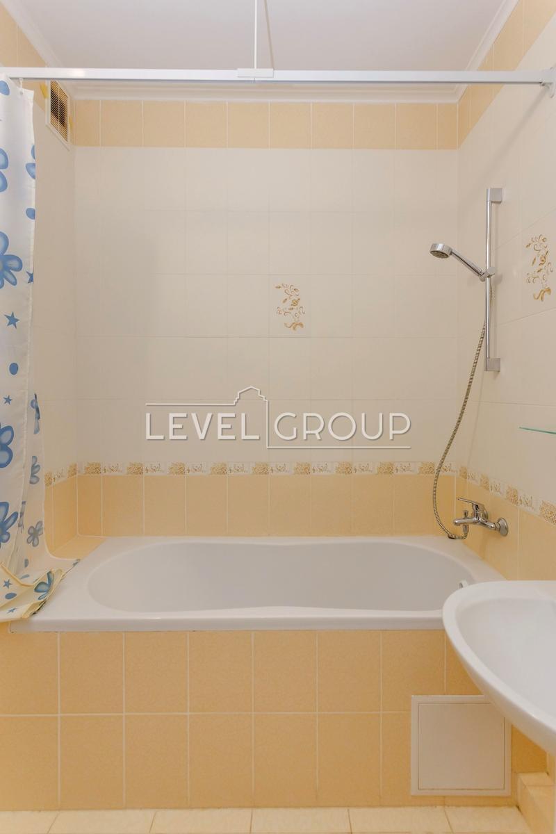 Воскресенська вул., 14д