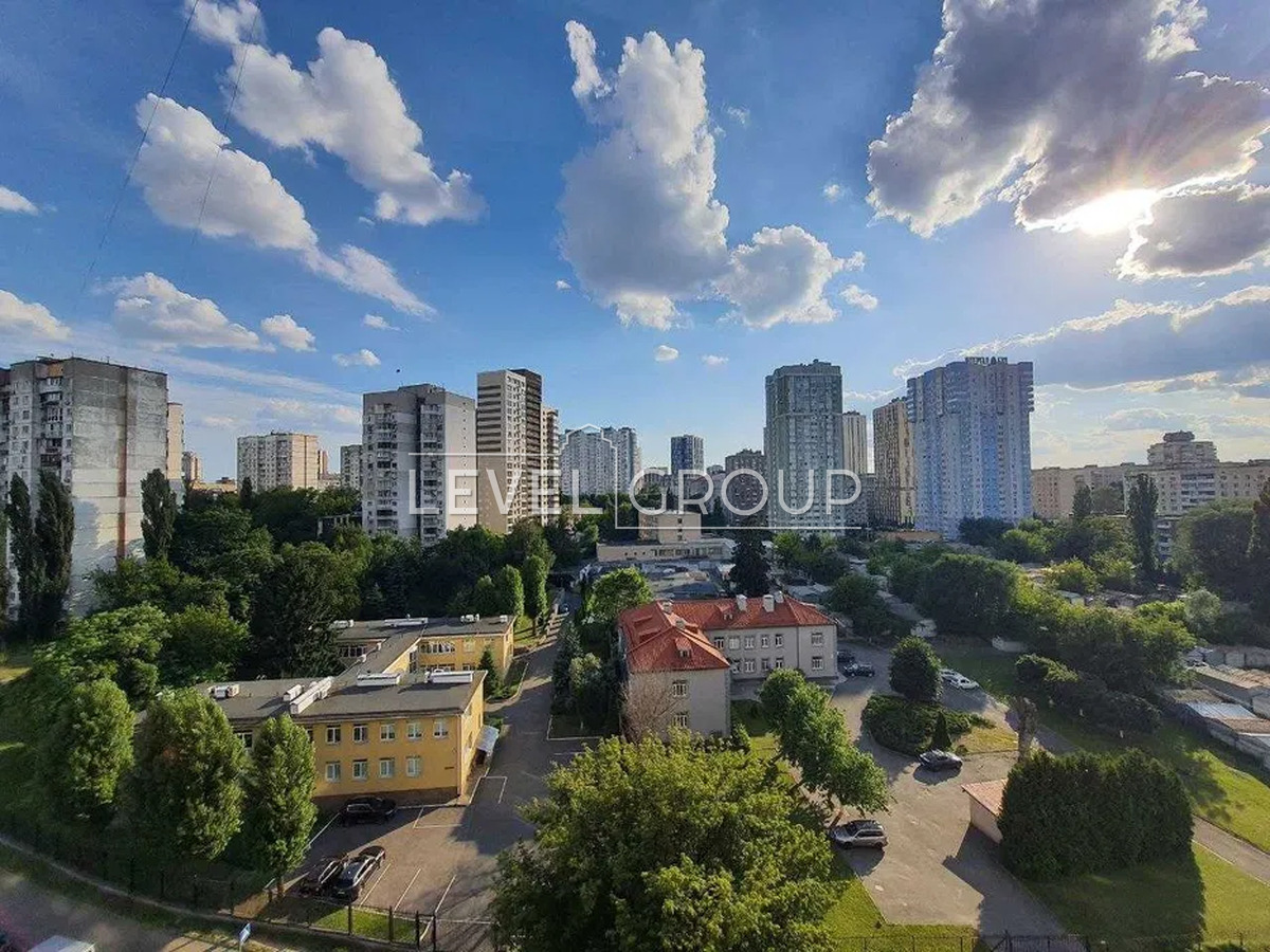 Stadionna St., 6