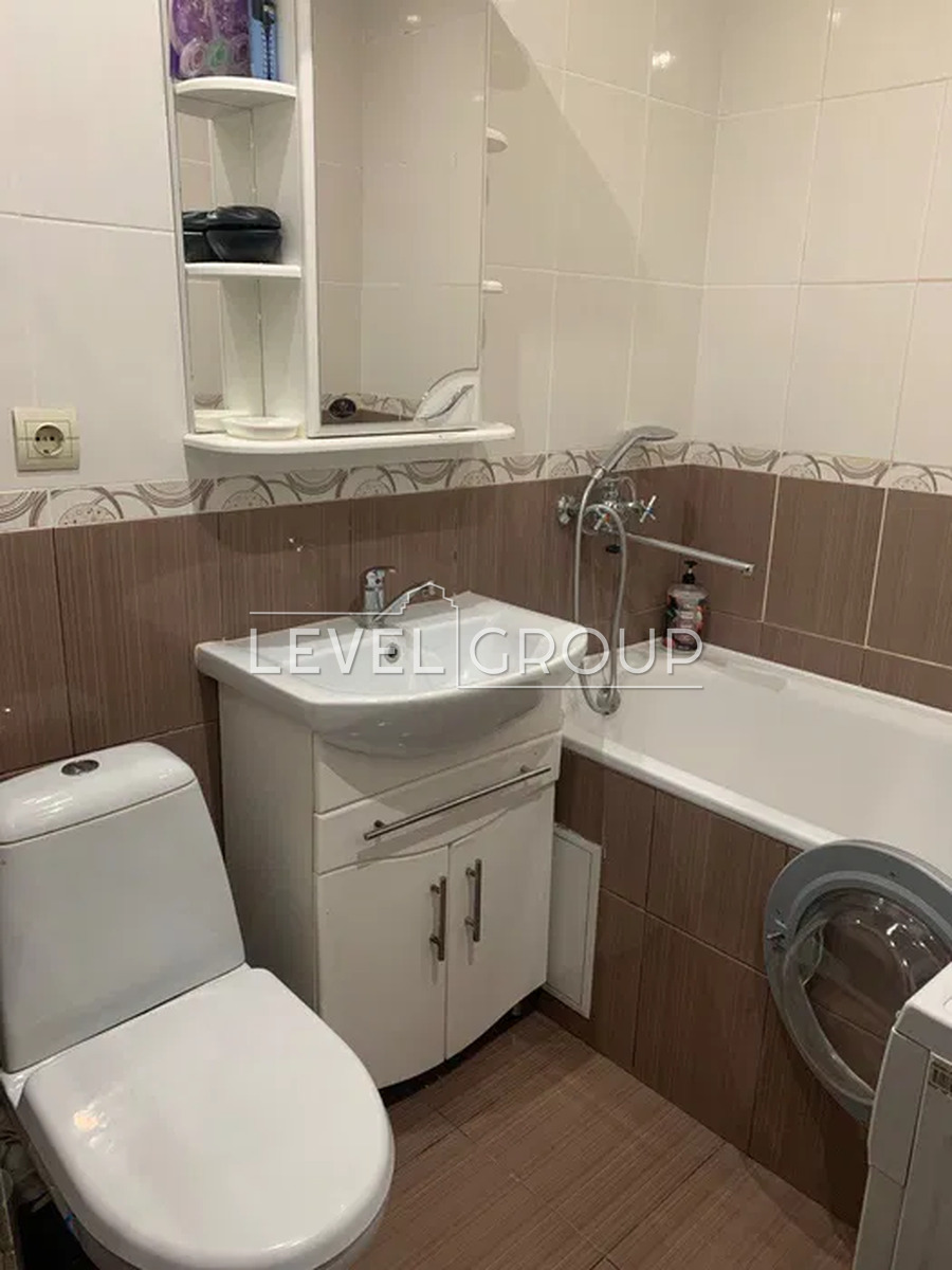Бориспільська вул., 32б