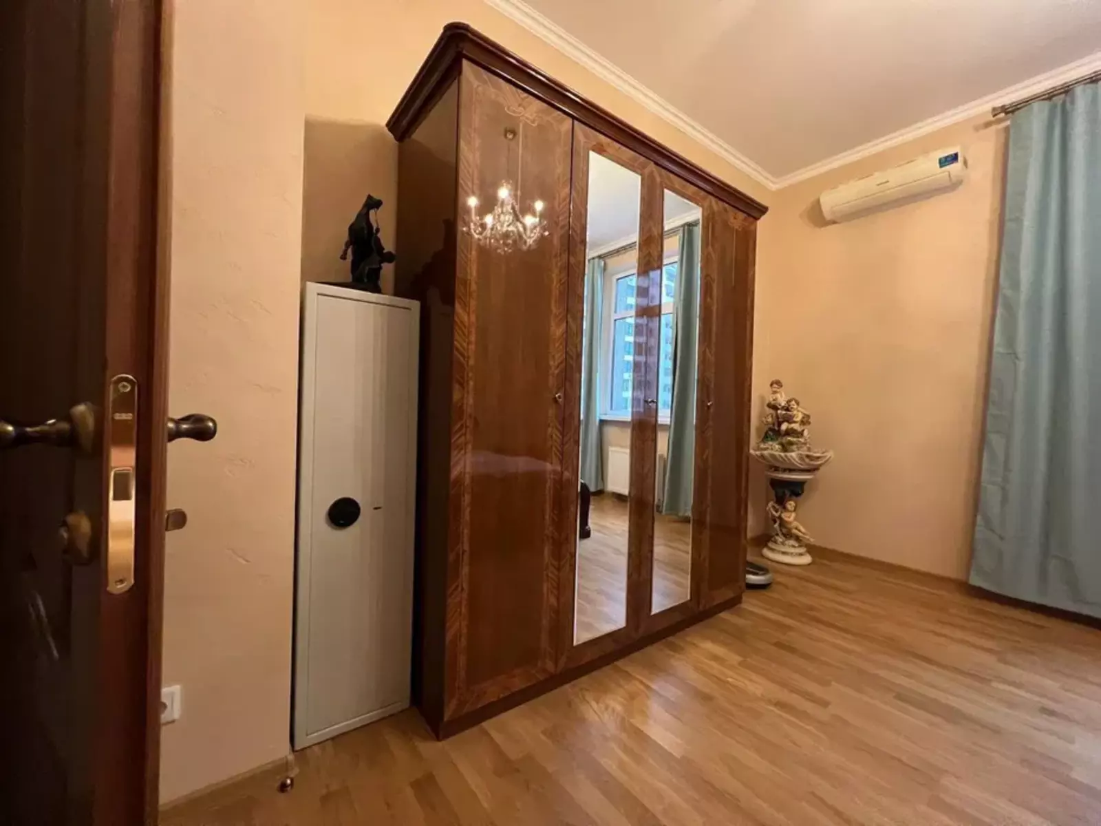Євгена Коновальця вул. (Щорса), 44а