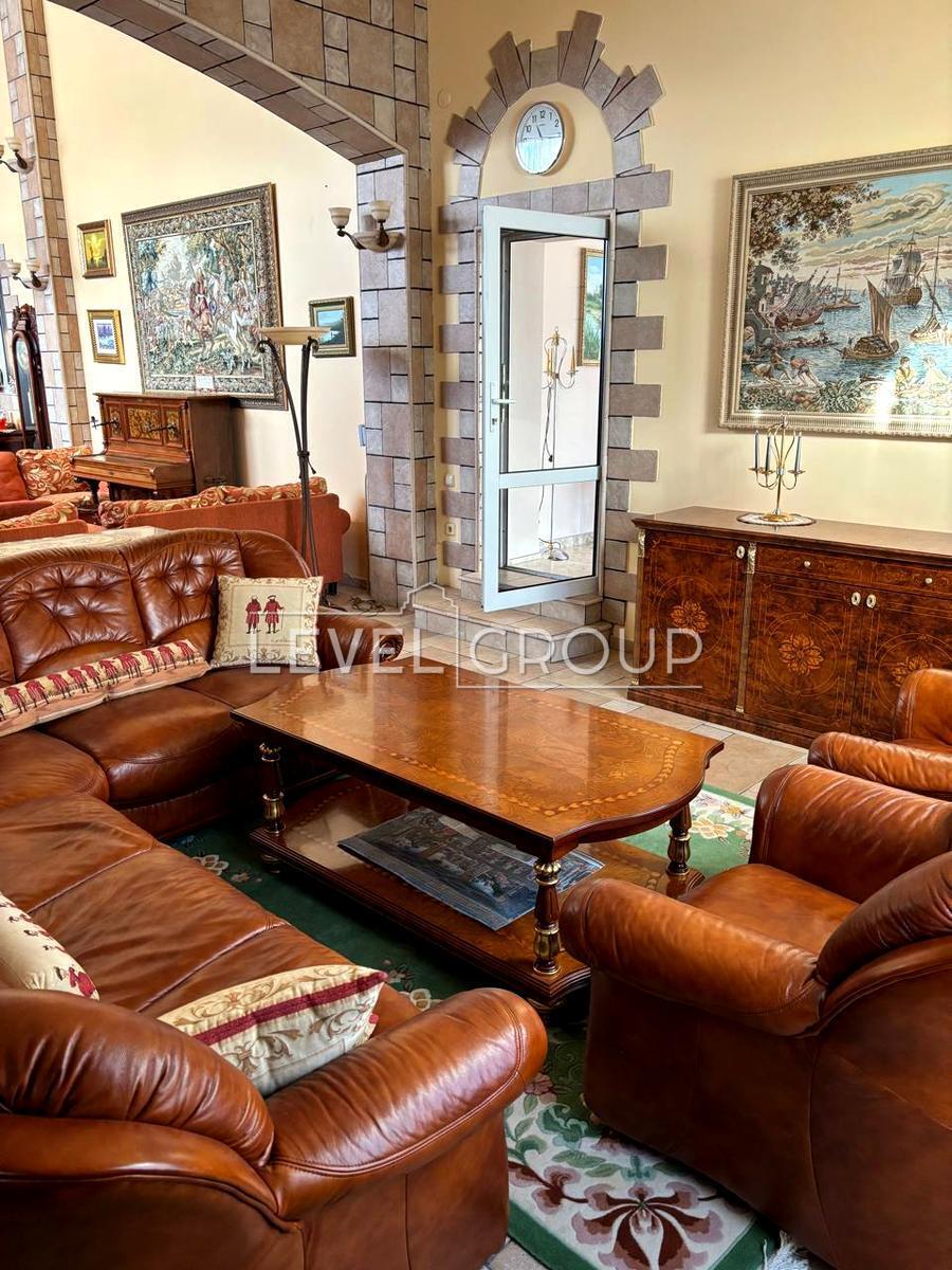 Мистецька вул., 7