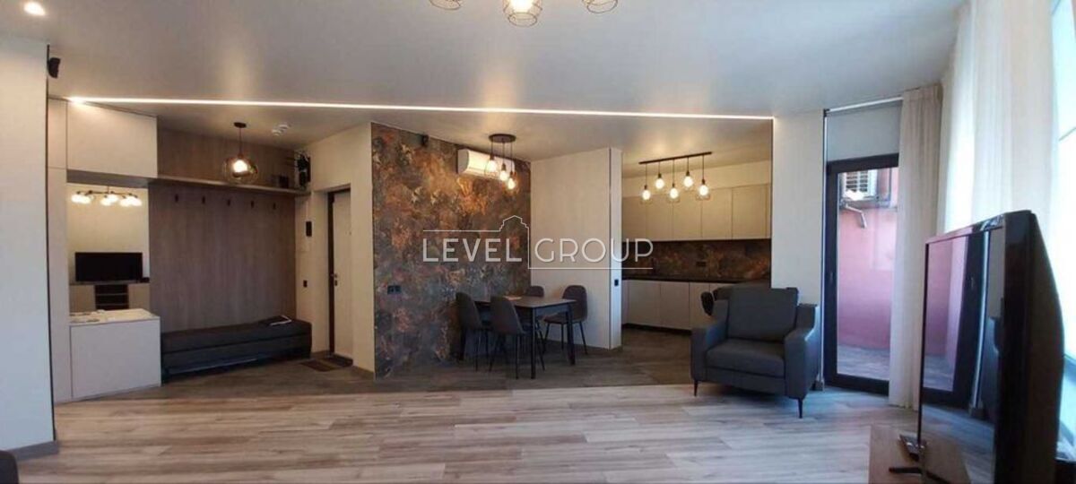 Beresteyskyi Ave. (Poles)