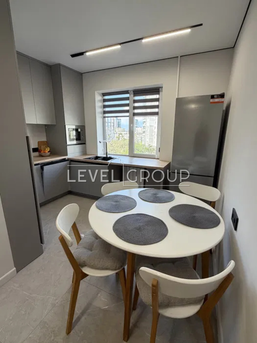 Хорольська вул., 8/4