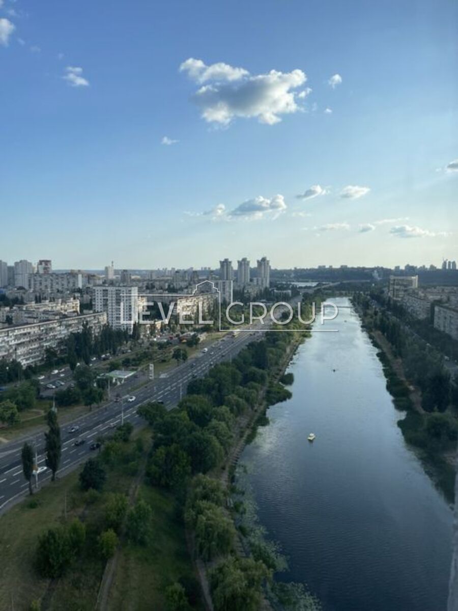 Sobornosti Ave. (Reunification), 30