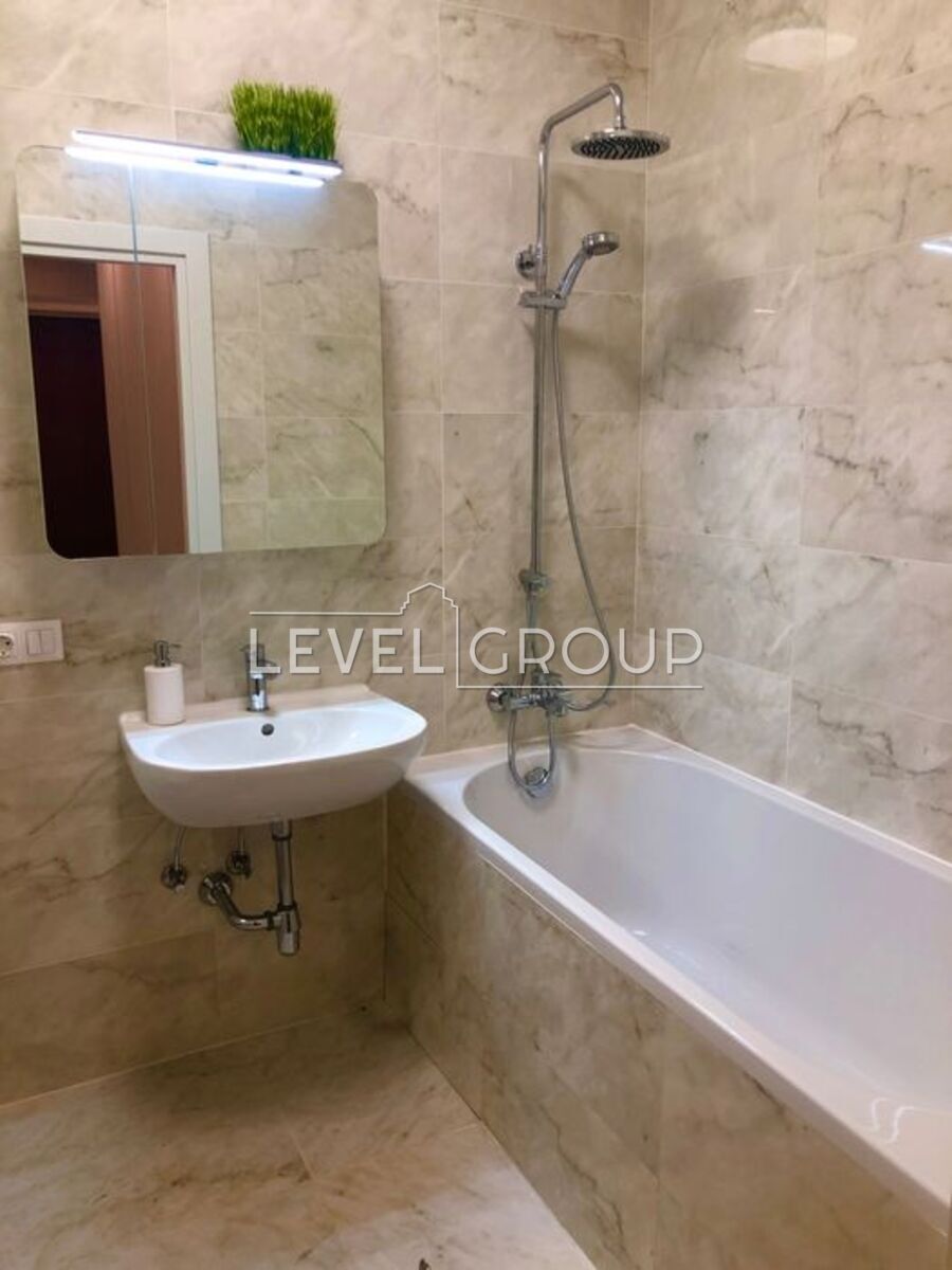 Інститутська вул., 18