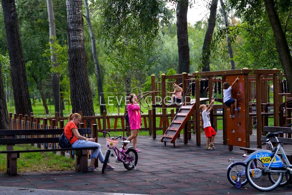 Воскресенська вул., 14д