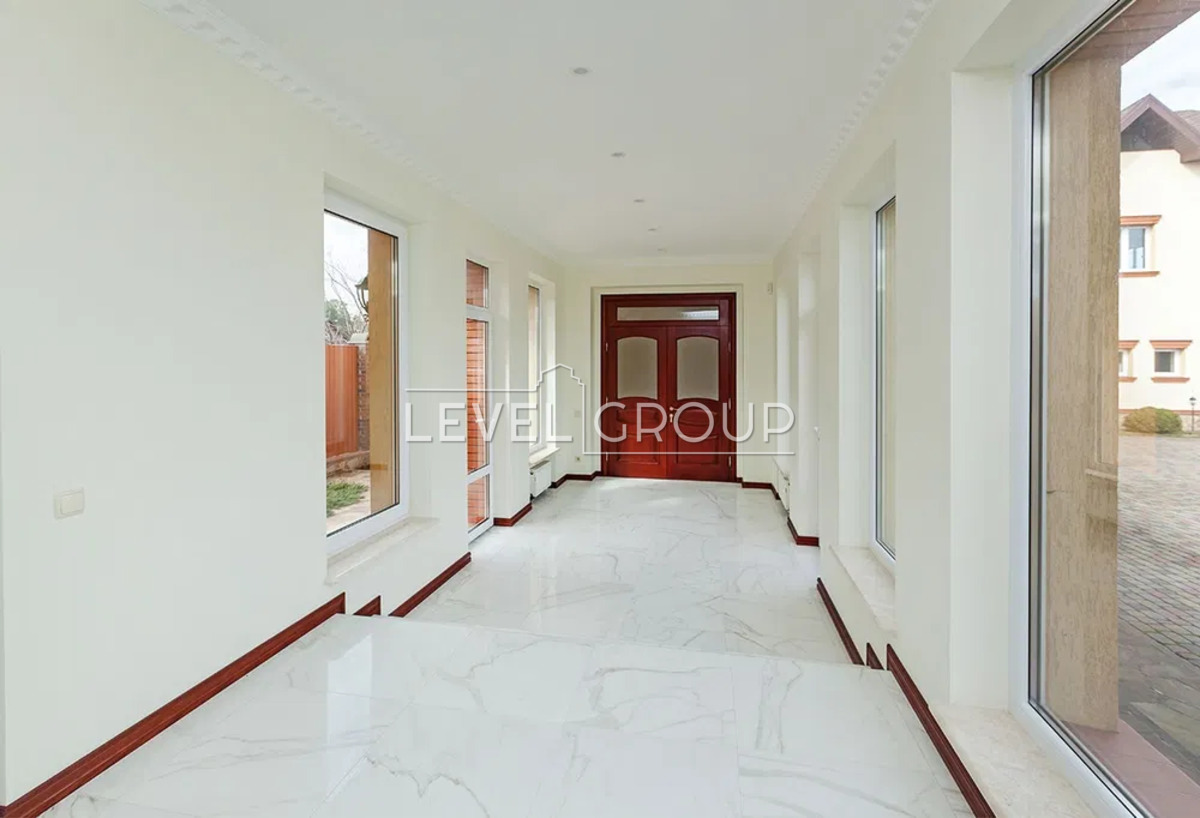 Дніпровська, 10