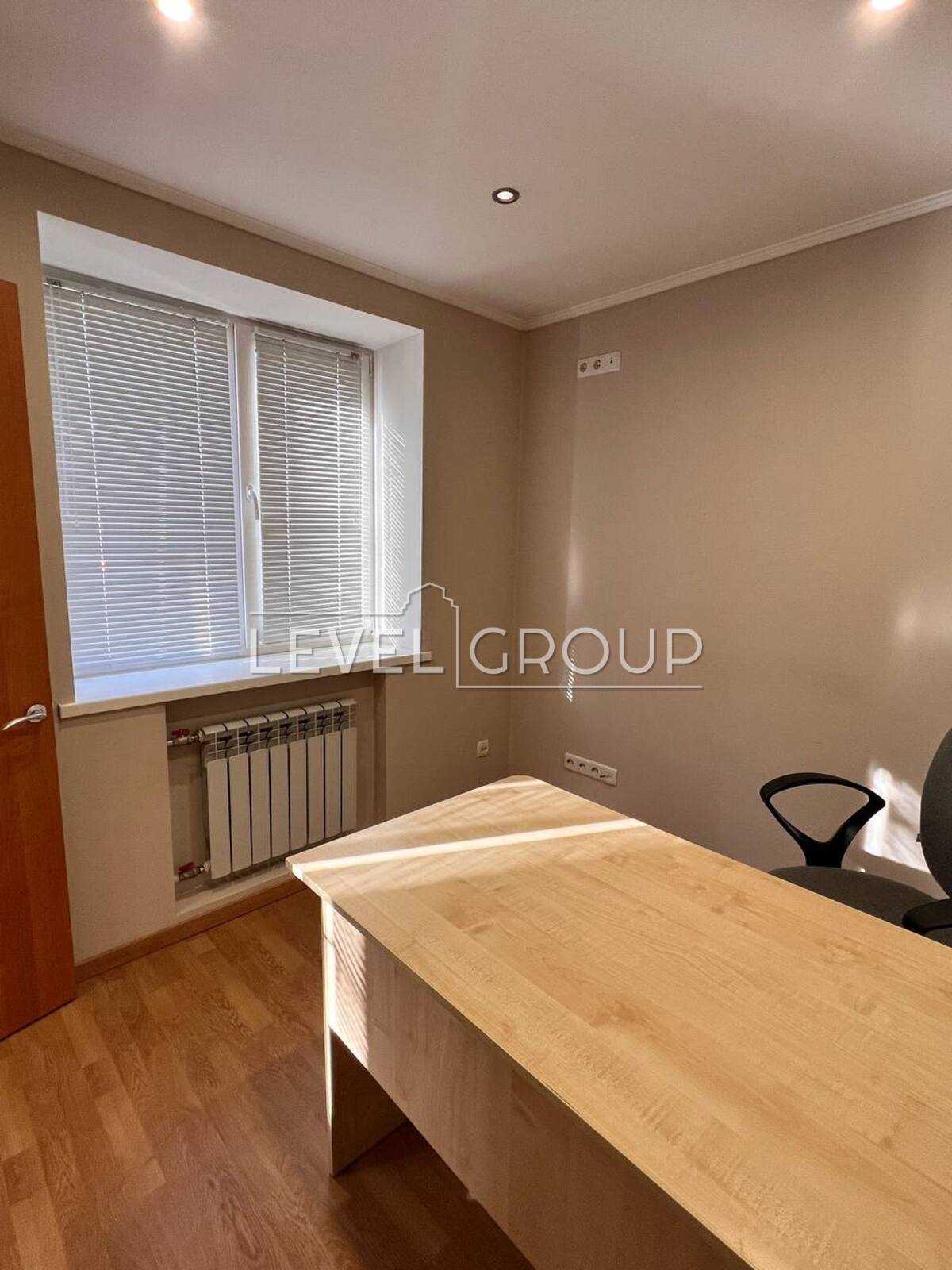 John McCain St. (Ivana Kudry), 30