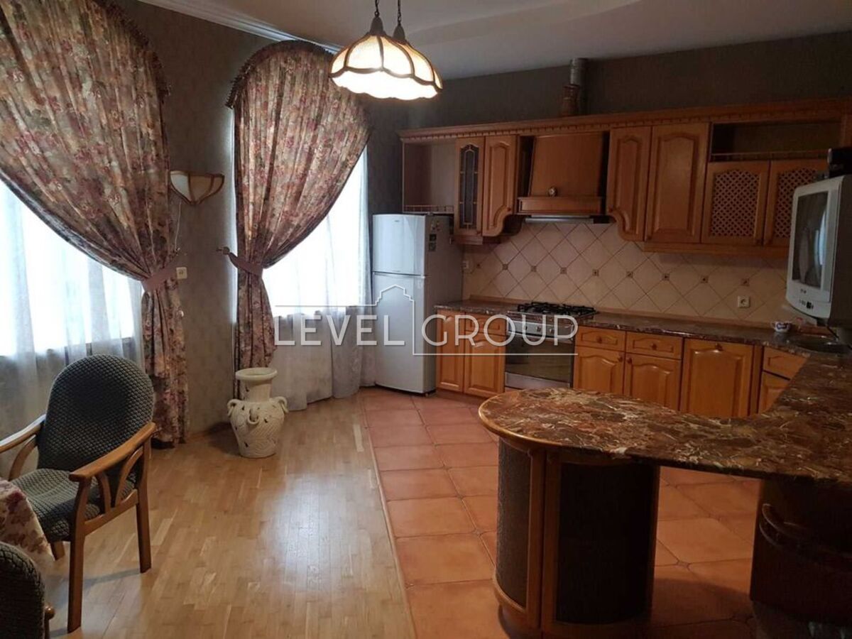 Жовтнева вул., 22