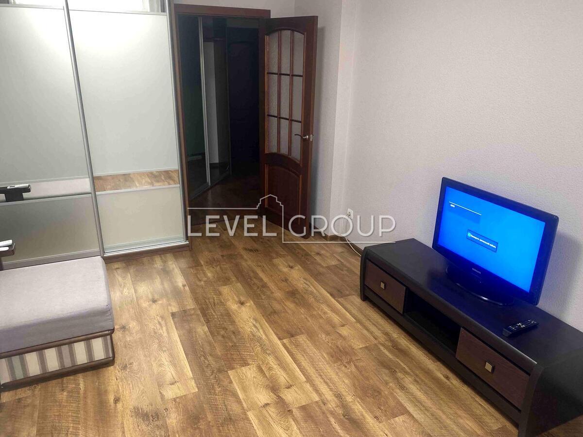 Воскресенська вул., 14д