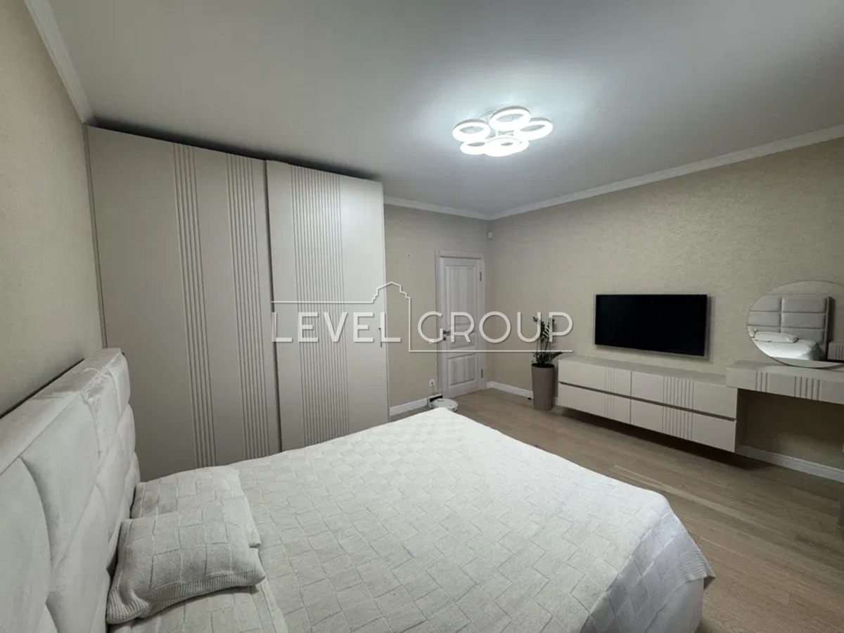 B. Khmelnytskyi St., 30