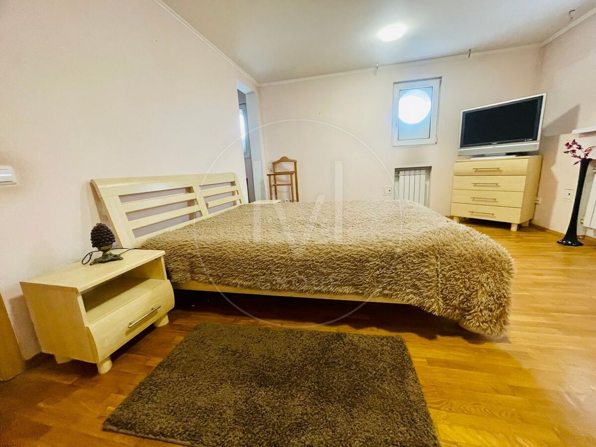 Гоголівська вул., 27