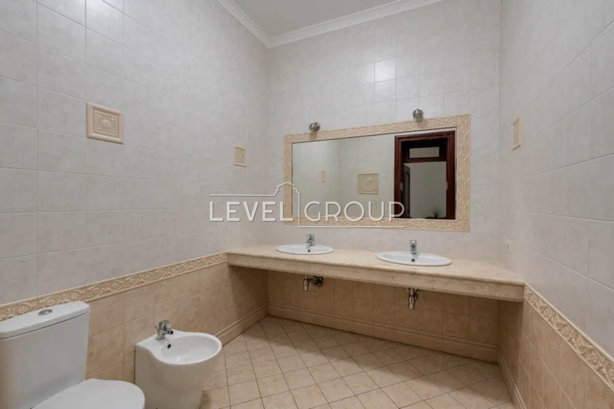 Дніпровська, 10