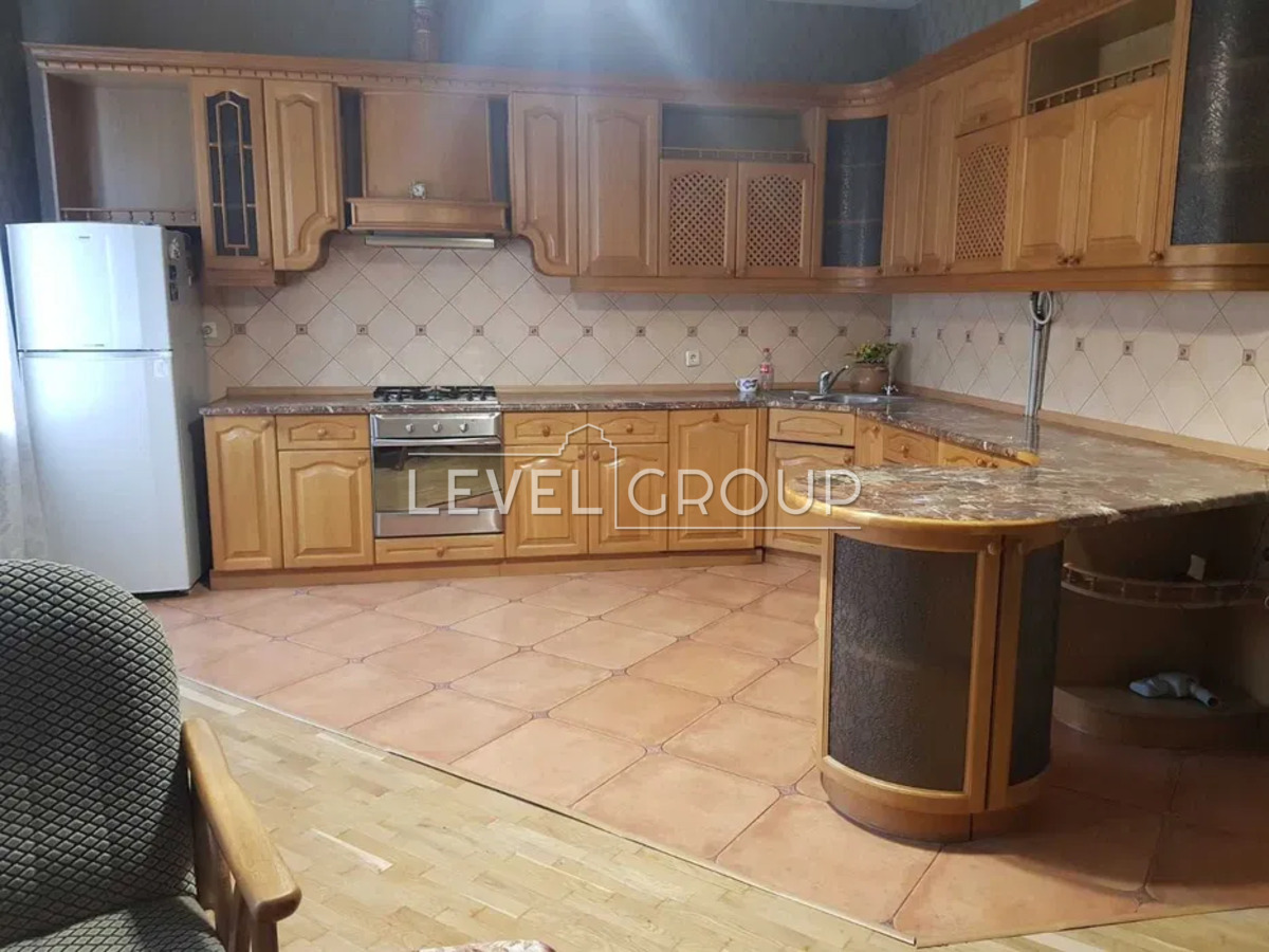 Жовтнева вул., 22