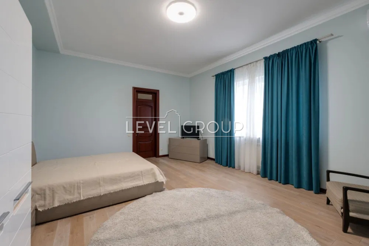 Дніпровська, 10