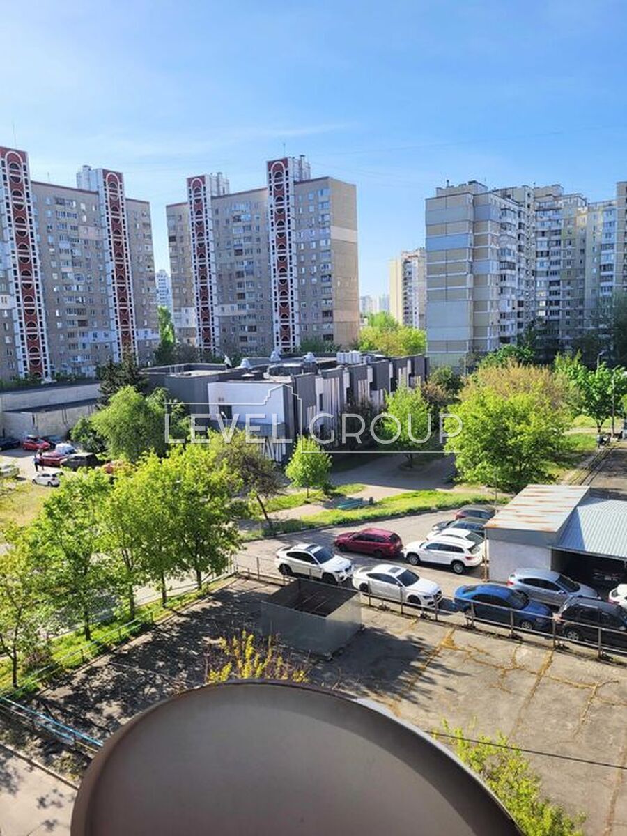 Drahomanova St., 17